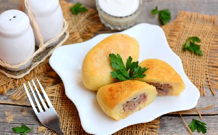 Klops ziemniaczany z mięsnym nadzieniem: przepis na niedrogi obiad