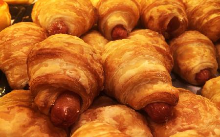 Mini hot dogi w cieście francuskim: przepis na szybką imprezową przekąskę