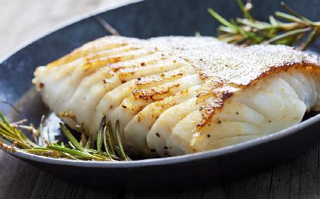 Pieczony dorsz z surówką z kapusty kiszonej z menu beszamel