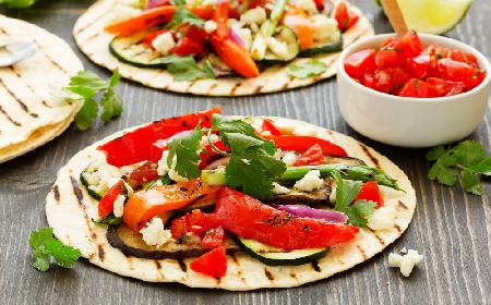 Grillowana tortilla z warzywami - jak urozmaicić potrawy z grilla