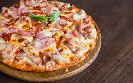 Pizza: dwa sery i szynka - zobacz przepis na ciasto i nadzienie