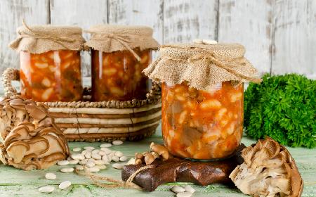 Grzyby w pomidorach na zimę: podajemy dobry przepis