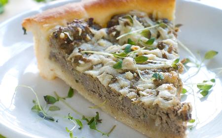 Tarta z mięsnym nadzieniem pod serową posypką - doskonała jako dodatek do barszczu!