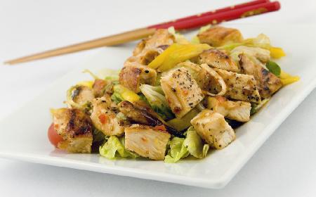 Sałatka z pieczonego kurczaka z sosem curry