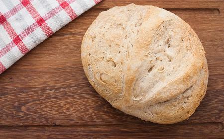 Wegański chleb na drożdżach: chrupiący i puszysty