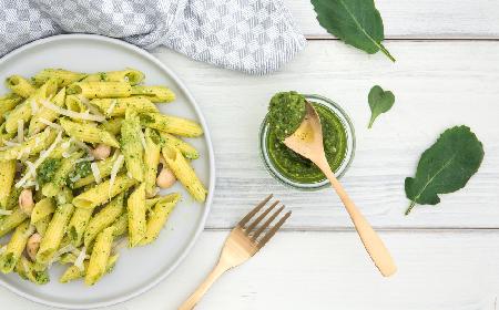 Pesto z liści rzodkiewki: odżywczy i zdrowy sos do makaronu z naci rzodkwi