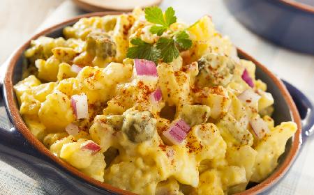 Sałatka ziemniaczana z jabłkami i curry