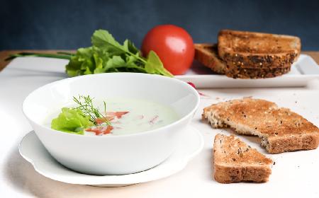 Grecka zupa jogurtowa dekorowana czerwonym winem