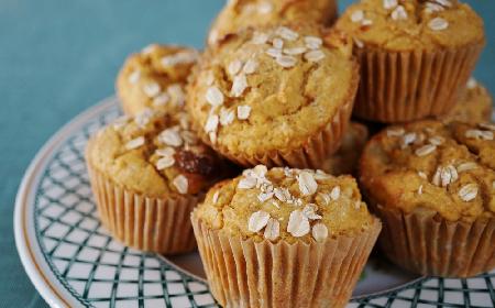 Zdrowe i proste muffiny jogurtowe z jabłkami i płatkami owsianymi