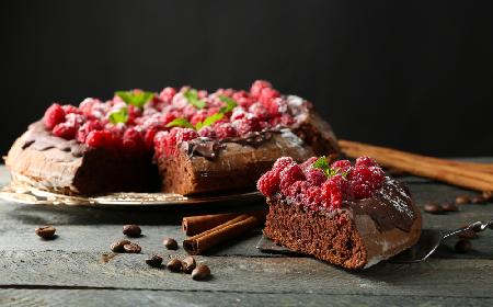 Torcik cynamonowy z czekoladowym kremem - aromatyczne ciasto, które pieści zmysły