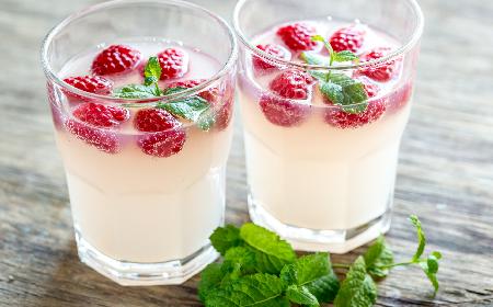 Koktajl prosecco-limoncello z malinami: letnie orzeżwienie