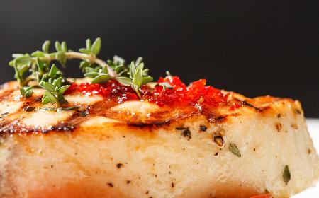 Łosoś pieczony w piekarniku, w folii aluminiowej, podany z sosem na bazie ketchupu