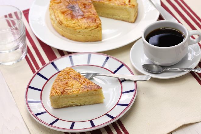 Ciasto baskijskie: zamknięta tarta z kremem gâteau Basque