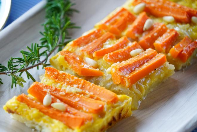 Aromatyczna, wytrawna tarta marchewkowa z porami