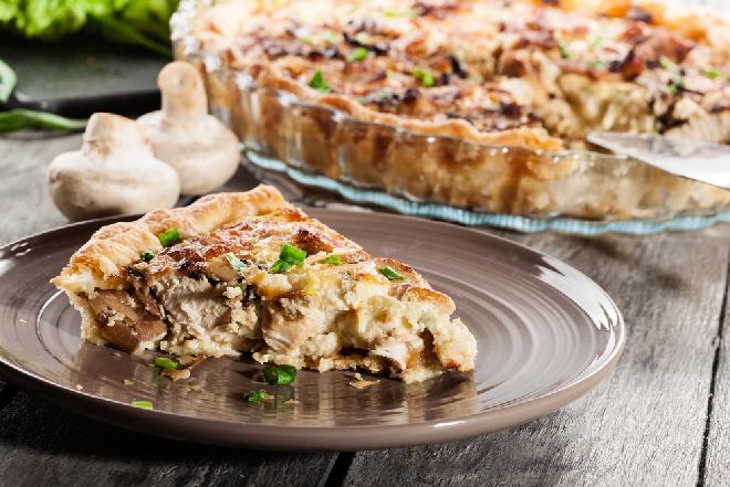 Wiejska tarta z pieczarkami