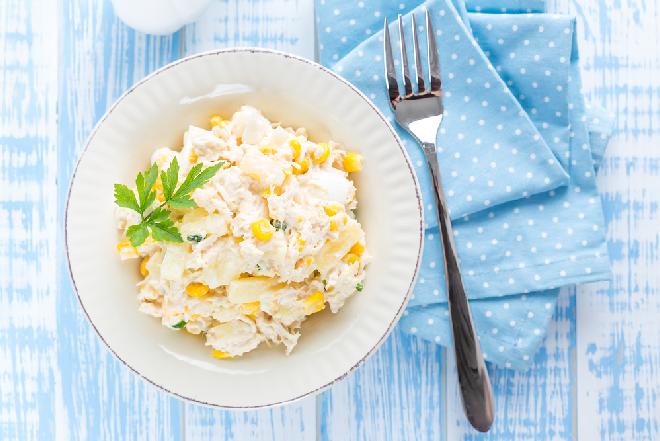 Żółta sałatka na niedzielny stół - z kurczakiem curry, ananasem i kukurydzą