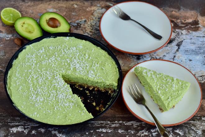 Wegańska tarta z limonkowym kremem awokado: zdrowy i pyszny deser bez pieczenia