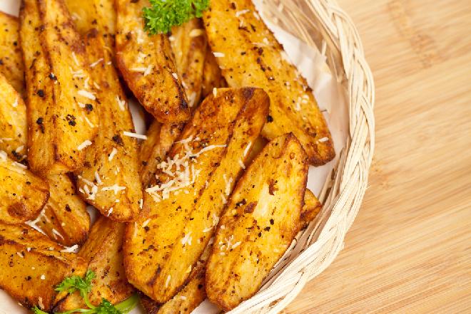 Najlepsze pieczone ziemniaki z parmezanem: ten włoski przepis podbił świat!