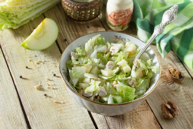Sałatka z kurczaka i kapusty pekińskiej z limonkowym winegretem